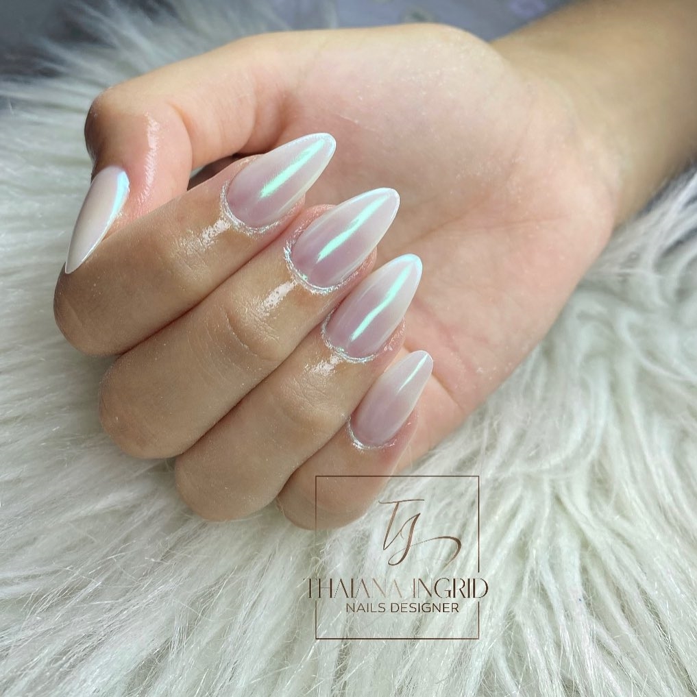 Unhas em gel com efeito cromado